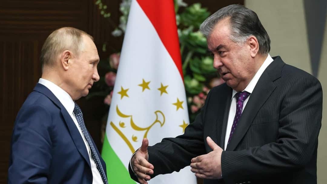 Putin Presents Historical Book to Tajik President Emomali Rahmon During State Visit