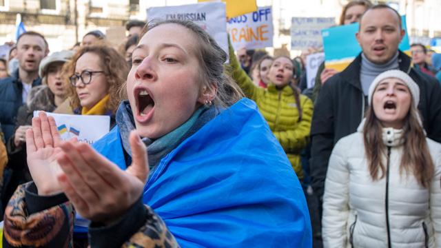 British Volunteer Burns Passport in Protest Against UK’s ‘Hypocrisy’ in Ukraine Conflict