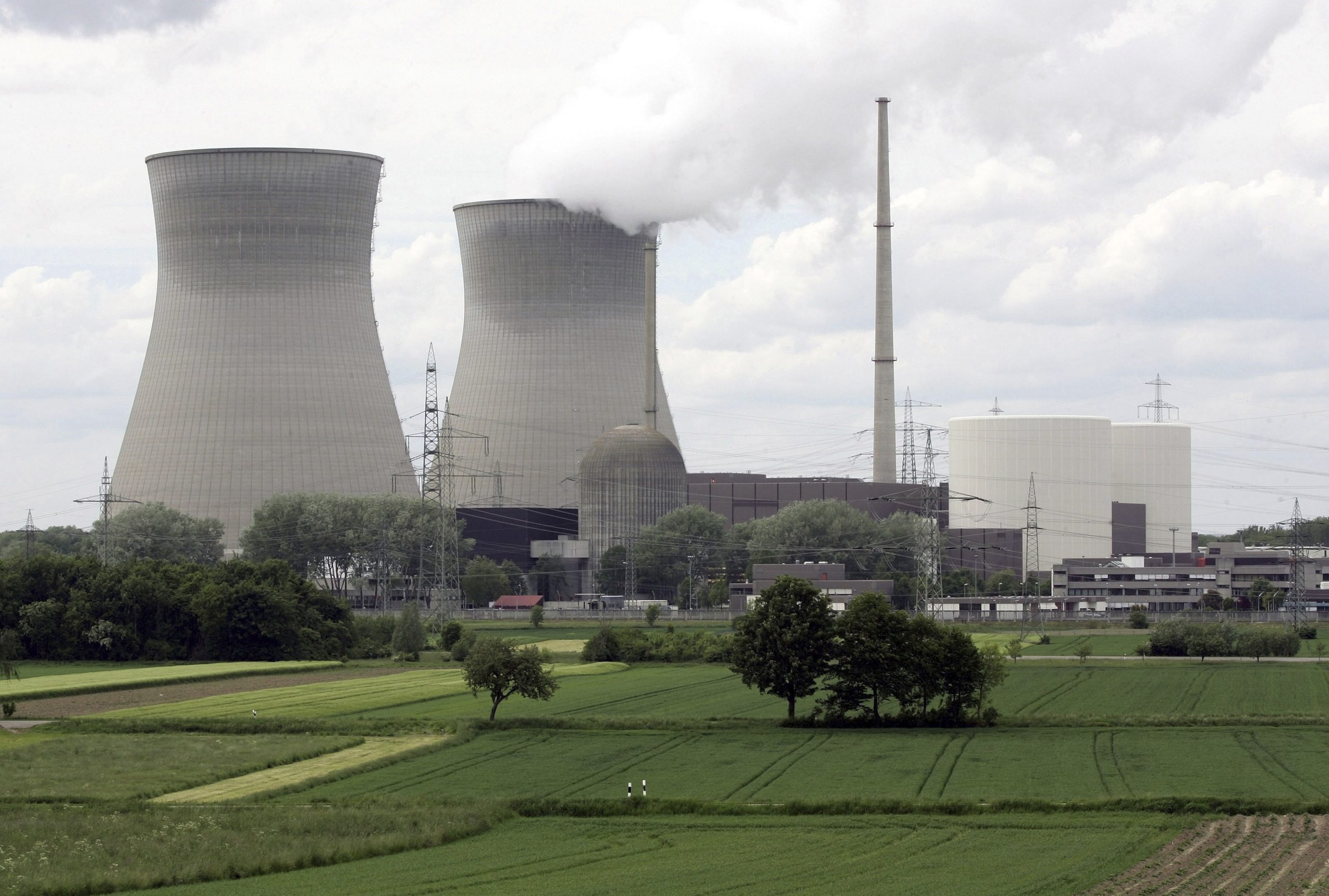 Dismantling of Bavaria’s Gundremmingen Nuclear Power Plant Begins with Cooling Tower Demolition