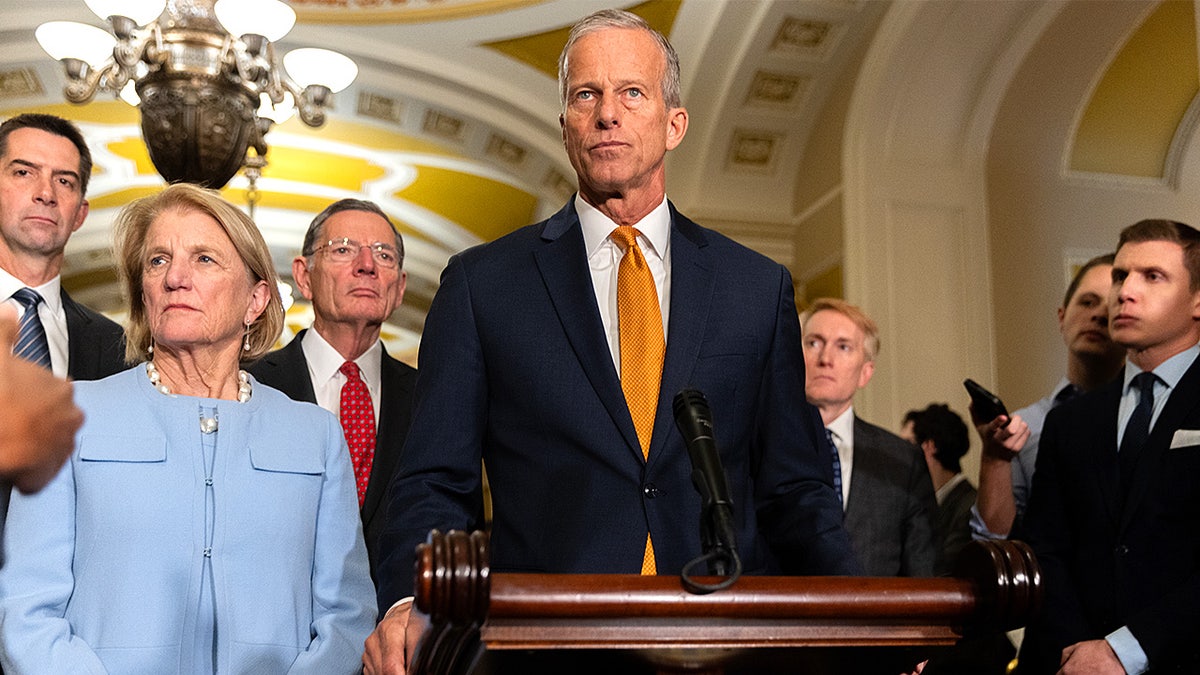 US Senate Votes to End Historic Government Shutdown as Democrats Back Compromise