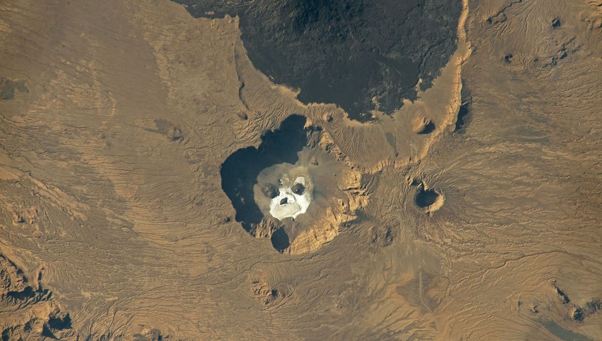 A Skull-Shaped Formation Discovered in the Crater of Chad’s Trou-o-Natron Volcano