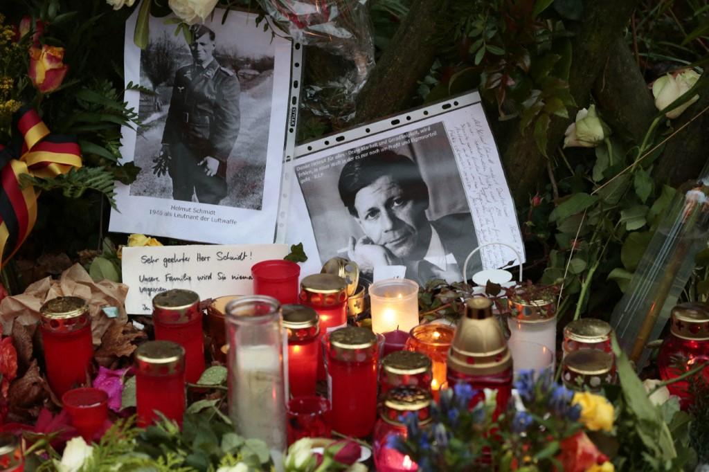 Swastika Desecration at Grave of Former German Chancellor Helmut Schmidt