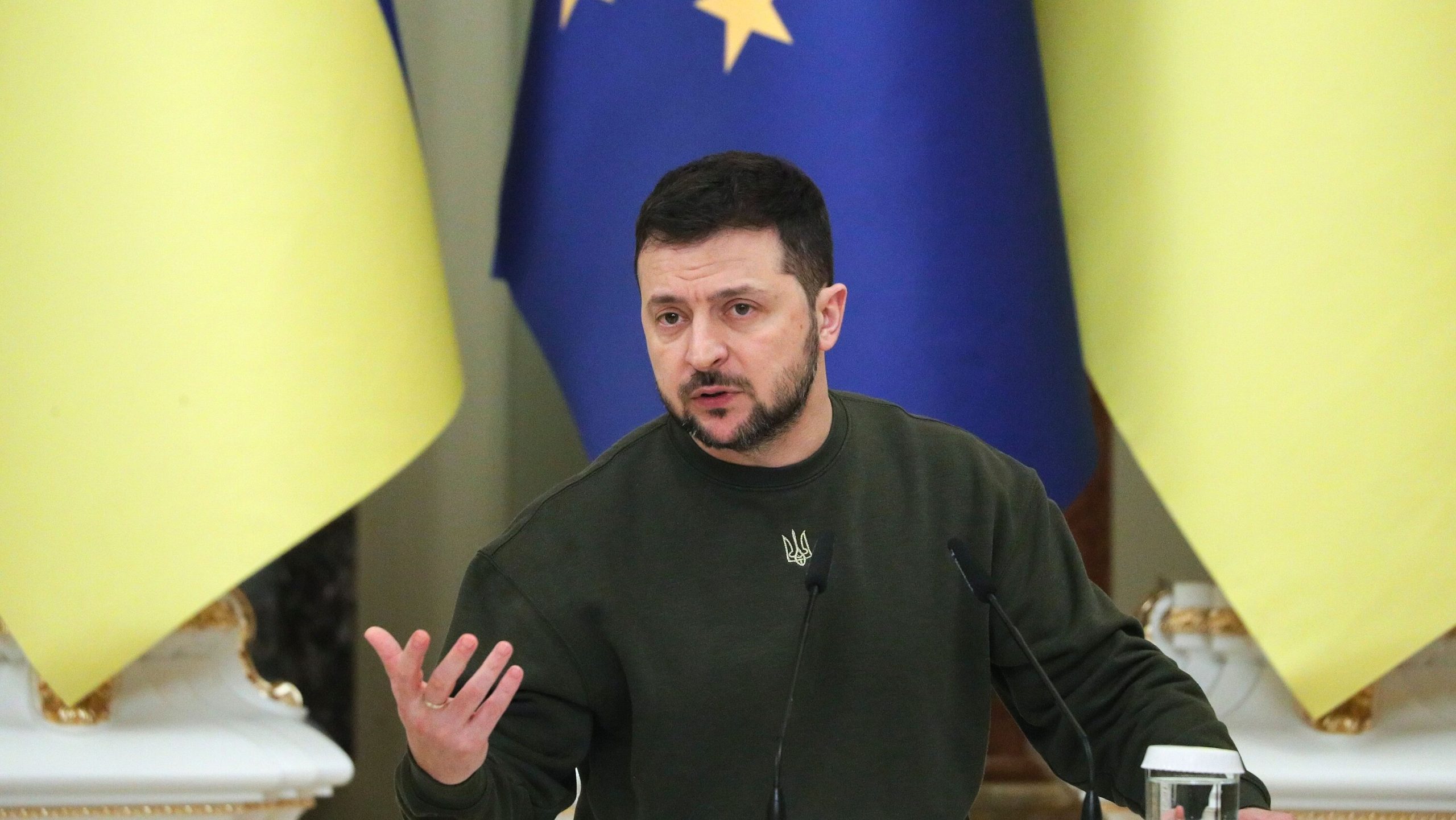 Zelensky Deliberately Shields Ukraine’s Corruption Scandal, Political Scientist Warns